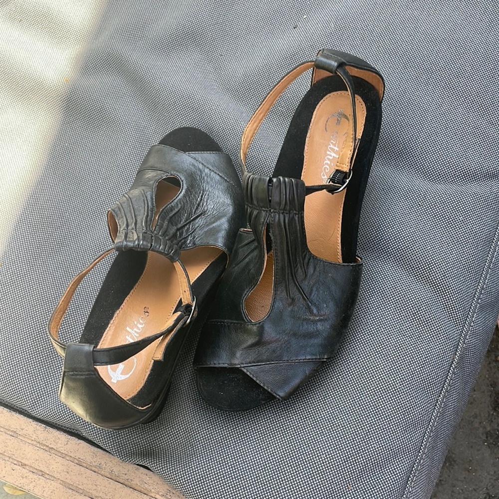 Earthies black wedge leather Sandler